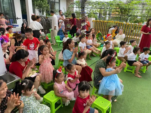 CÔ DẠY CON NHẬN BIẾT RAU MUỐNG VÀ RAU CẢI