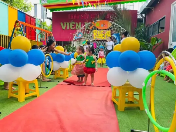 CÔ DẠY CON NHẬN BIẾT RAU MUỐNG VÀ RAU CẢI