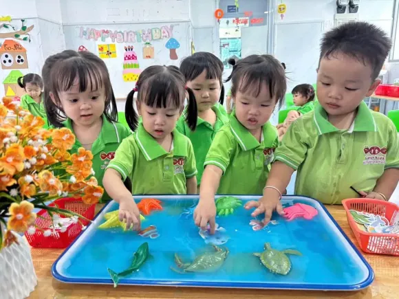 CÔ DẠY CON NHẬN BIẾT RAU MUỐNG VÀ RAU CẢI